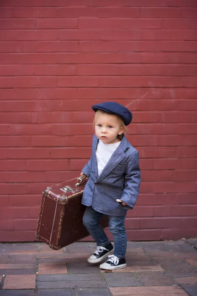 Mignon petit enfant en bas âge, debout devant le mur de briques rouges — Photo