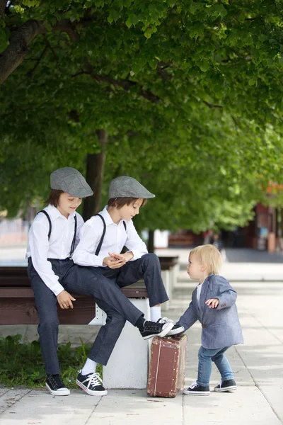 Bambini dolci in abiti vintage, cappello, bretelle e frassino bianco — Foto Stock