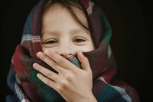 Hea'nın etrafına sarılmış bir atkı ile bir çocuğun yakın çekim — Stok fotoğraf