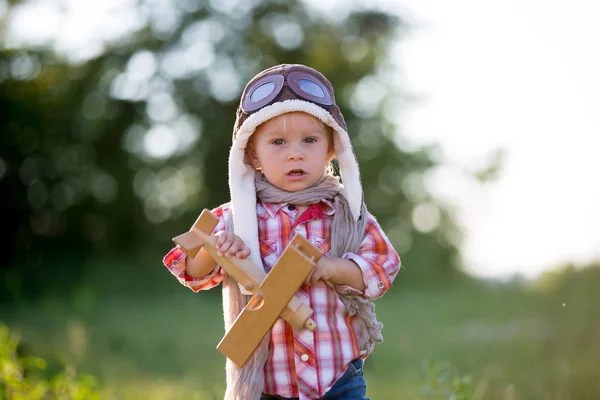 甜蜜的幼儿男婴，孩子玩飞机在罂粟菲 — 图库照片