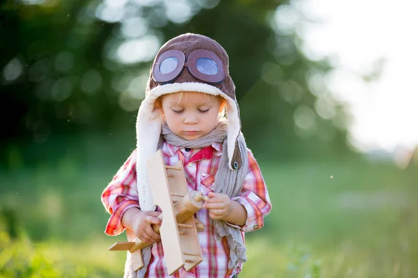 Słodki maluch Baby Boy, dziecko bawiąc się samolotem w MAK FIE — Zdjęcie stockowe