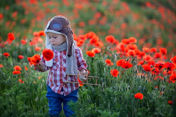 Tatlı yürümeye başlayan bebek çocuk, haşhaş fie uçak ile oynayan çocuk — Stok fotoğraf