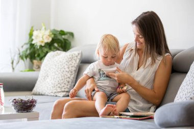 Büyüleyici anne, onu sevimli yürümeye başlayan bebek erkek bebek ile bulmaca yapma