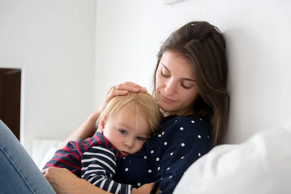 Joven madre y su lindo hijo pequeño, abrazándose en casa —  Fotos de Stock