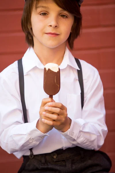 Söt barn, pojke i Vintage dukar, äta Lollipop glass, SI — Stockfoto