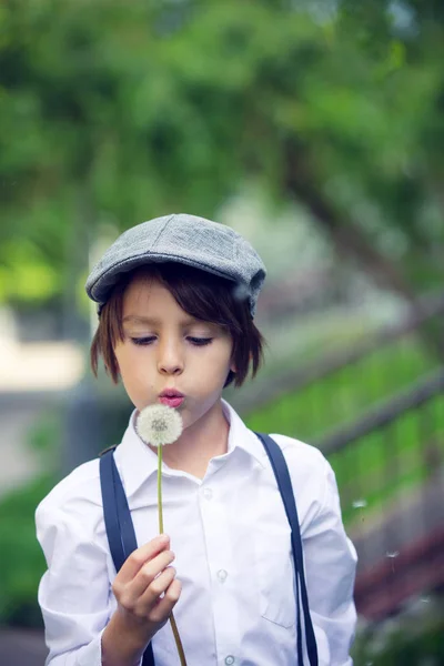 Niño en ropa retro, con sombreros, tirantes y camisa blanca —  Fotos de Stock