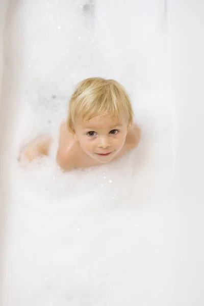 Το αγοράκι στο μπάνιο. Παιδική Κολύμβηση με πολύ αφρό — Φωτογραφία Αρχείου