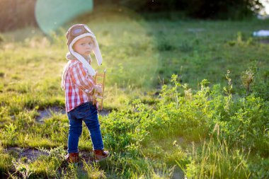 Tatlı yürümeye başlayan bebek çocuk, haşhaş fie uçak ile oynayan çocuk