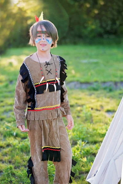 Carino ritratto di ragazzi nativi americani con costumi, giocando fuori — Foto Stock