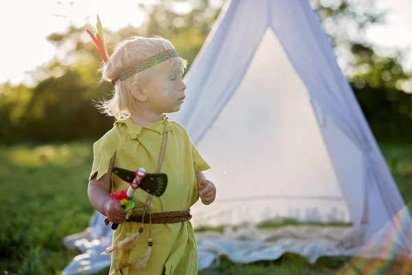 Carino ritratto di ragazzi nativi americani con costumi, giocando fuori — Foto Stock