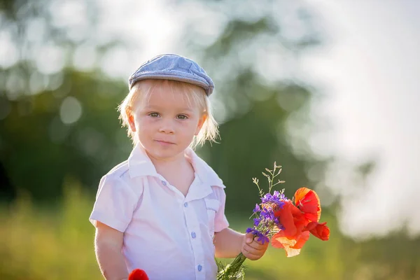 Feliz hermoso niño pequeño, con ramo de flores silvestres o —  Fotos de Stock