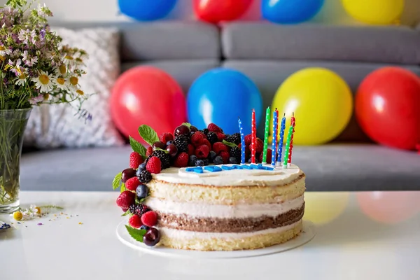 Domowe dzieci tort urodzinowy z mnóstwem owoców na górze, wiśnie — Zdjęcie stockowe