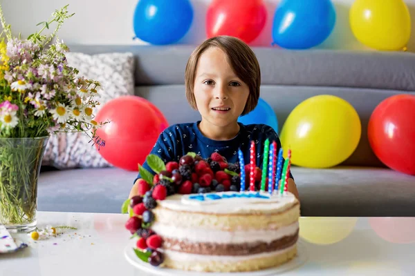 Bonito menino de oito anos de idade em camisa azul, comemorando seu bir — Fotografia de Stock