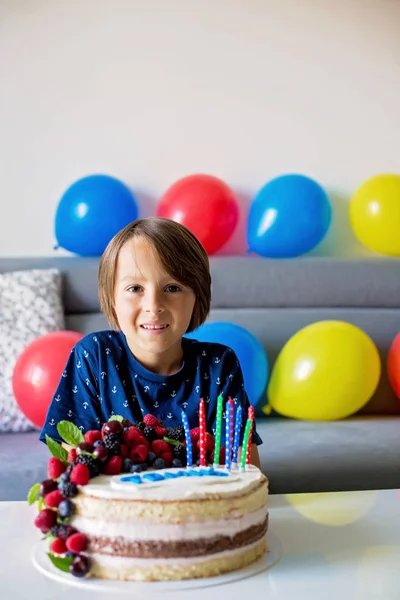 Hermoso niño de ocho años con camisa azul, celebrando su bir —  Fotos de Stock