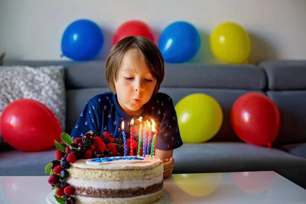 푸른 셔츠를 입은 아름다운 여덟 살 소년, 그의 bir를 축하 — 스톡 사진