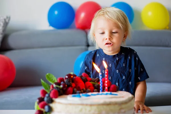 Piękne dwa lata stary chłopiec maluch w niebieskiej koszulce, obchodzi h — Zdjęcie stockowe