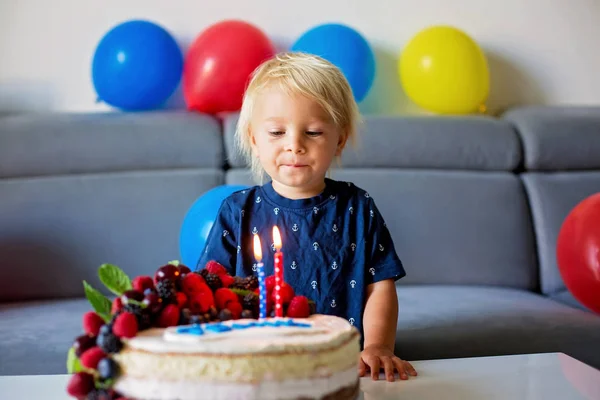 Szép két éves kisgyermek fiú kék ing, ünneplő h — Stock Fotó