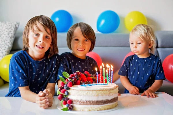 Bonito menino de oito anos e seus irmãos em camisas azuis, c — Fotografia de Stock