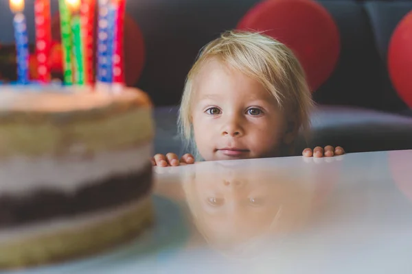 Piękne dwa lata stary chłopiec maluch w niebieskiej koszulce, obchodzi h — Zdjęcie stockowe