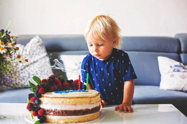 Piękne trzy lata stary chłopiec maluch w niebieskiej koszulce, obchodzi — Zdjęcie stockowe