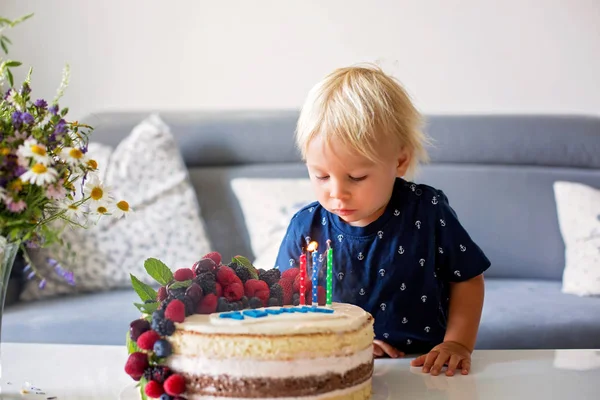Bonito menino criança de três anos de idade em camisa azul, comemorando — Fotografia de Stock
