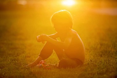 Plastik oyuncaklar, bloklar, arabalar ile oynayan güzel yürümeye başlayan çocuk,