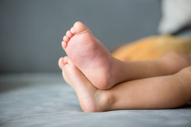 Çocuk ayakları, bir arı tarafından sokmak