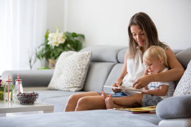 Büyüleyici anne, onu sevimli yürümeye başlayan bebek erkek bebek ile bulmaca yapma