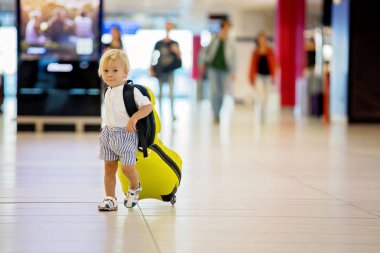 Tatlı childre, kardeşler, erkek çocuklar, airpor el ele uyanma