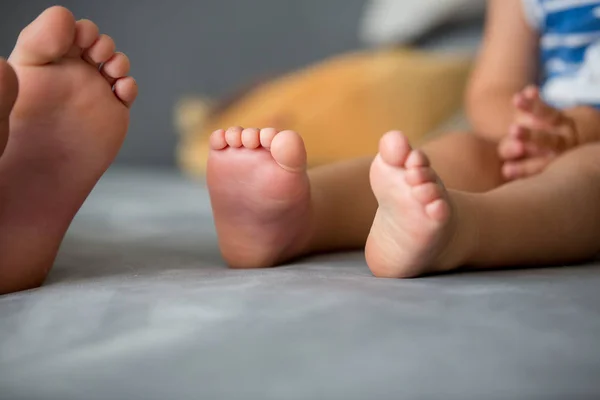 Детские ноги, укушенные пчелой — стоковое фото