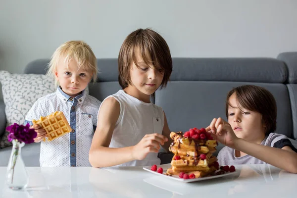 Doce menino de aniversário da criança e seus irmãos, comendo waff belga — Fotografia de Stock