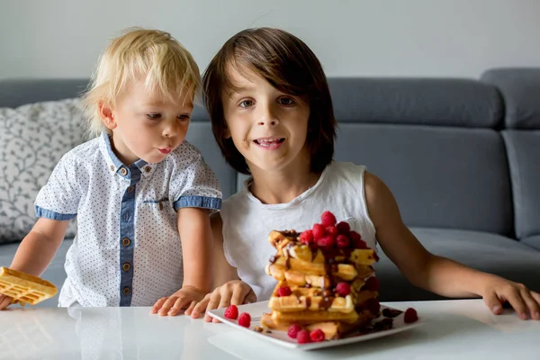 甜蜜的幼儿生日男孩和他的兄弟，吃比利时华夫 — 图库照片
