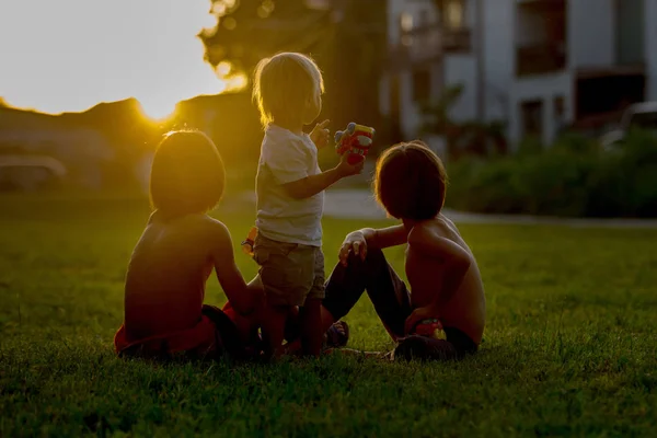 Güzel yürümeye başlayan çocuk ve kardeşleri, plastik oyuncaklar ile oynarken, — Stok fotoğraf