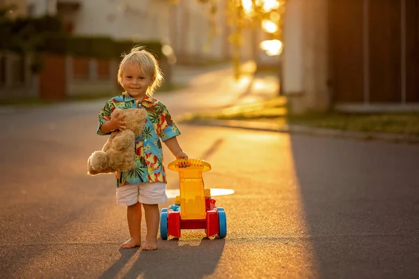 Όμορφο νήπιο παιδί, παίζοντας με πλαστικά παιχνίδια, τουβλάκια, αυτοκίνητα — Φωτογραφία Αρχείου