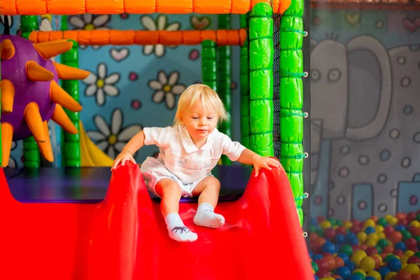 Pequeño niño pequeño, niño jugando en el patio de niños en el interior —  Fotos de Stock