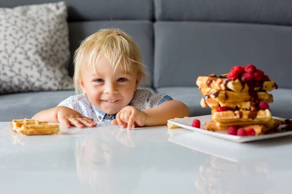 甜蜜的幼儿生日男孩，吃比利时华夫饼与拉斯波里 — 图库照片