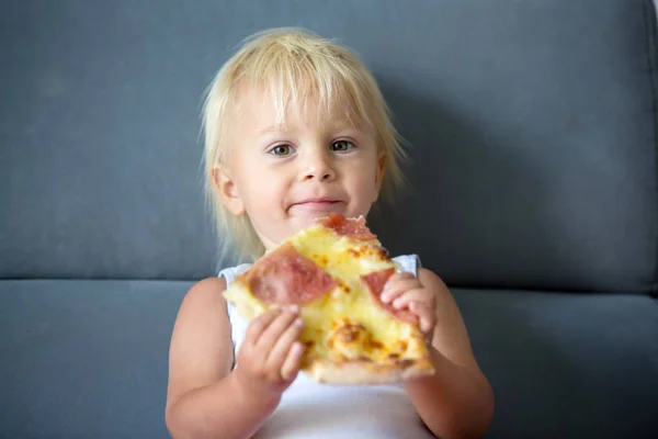 可爱的小白种人孩子吃比萨饼。饥饿的孩子采取双 — 图库照片