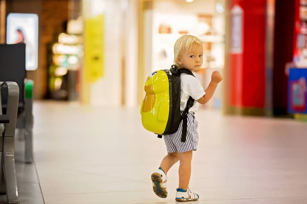 Kleine peuter jongen, dragen leuke rugzak, wandelen op de Airpo — Stockfoto