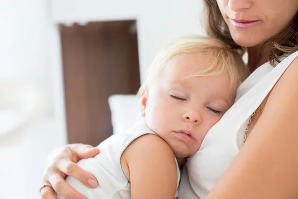 Giovane madre sdraiata a letto con il suo bambino bambino che dorme — Foto Stock