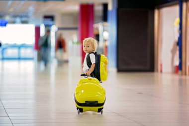 Tatlı childre, kardeşler, erkek çocuklar, airpor el ele uyanma