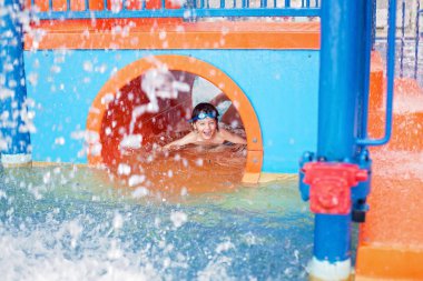 Su dünya oyun alanında, zevk oynayan tatlı çocuk, çocuk,