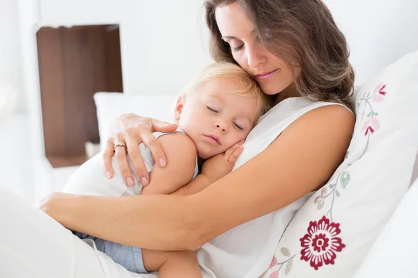 젊은 어머니 누워 에 침대 와 그녀의 자 유아 아기 소년 — 스톡 사진