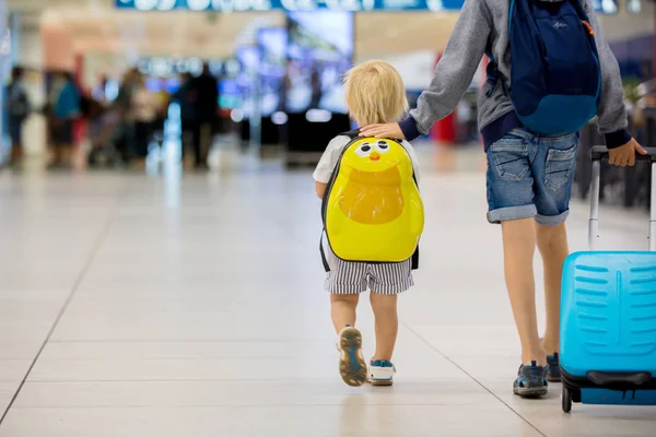 Lieve Kindere, broers, jongens, wakker hand in hand op de luchthavens — Stockfoto