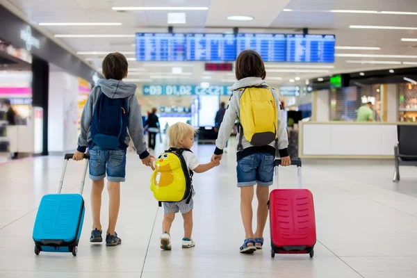 Lieve Kindere, broers, jongens, wakker hand in hand op de luchthavens — Stockfoto