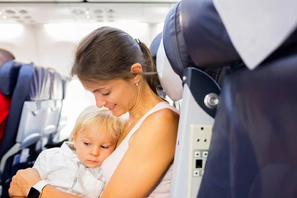 Matka i syn, chłopiec maluch, siedząc razem w samolocie furing — Zdjęcie stockowe