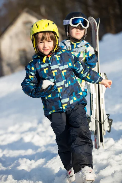 Roztomilé malé předškolní dítě v modrém saku, šťastně na lyžování — Stock fotografie