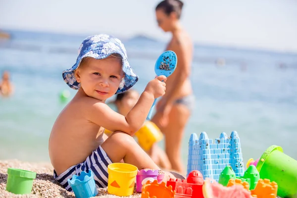 Hermoso niño de dos años de edad, niño, jugando con la playa t — Foto de Stock