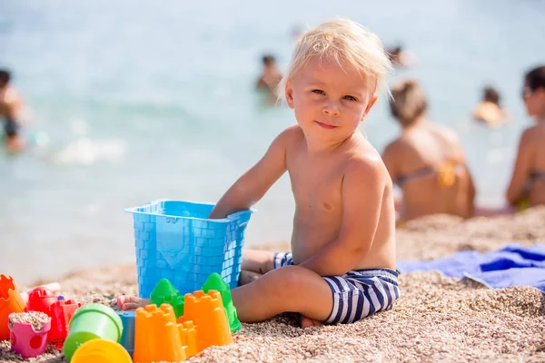 Beautiful two years old toddler child, boy, playing with beach t — Stock Photo, Image