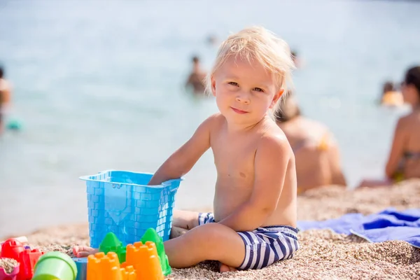Bello bambino di due anni, ragazzo, giocare con la spiaggia t — Foto Stock
