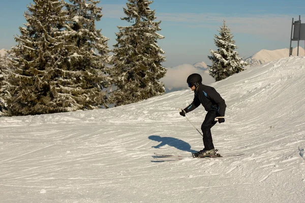 Genç adam, genç, Apls güneşli bir günde kayak — Stok fotoğraf